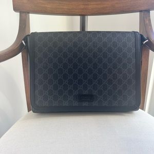 Gucci Messenger maybe used 5 times. In almost perfect condition!